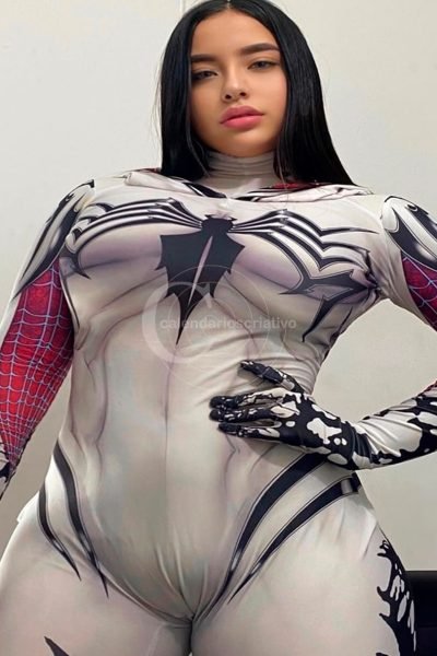 Stefaniagonzales posando para o Calendários Criativo 2026 linda