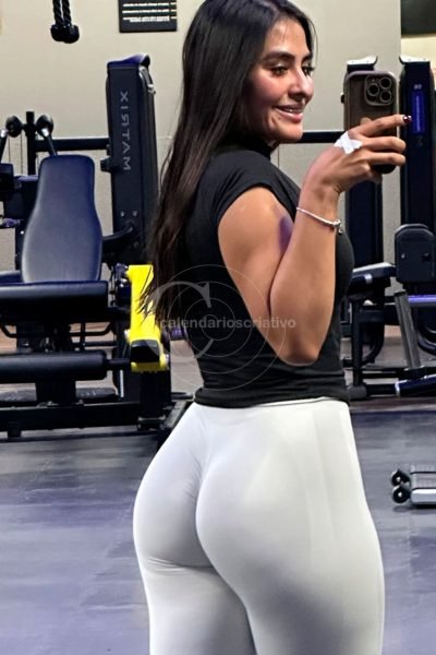 Modelo Vanessa De La Mora em sessão de fotos para portfólio de design de Calendários 2026